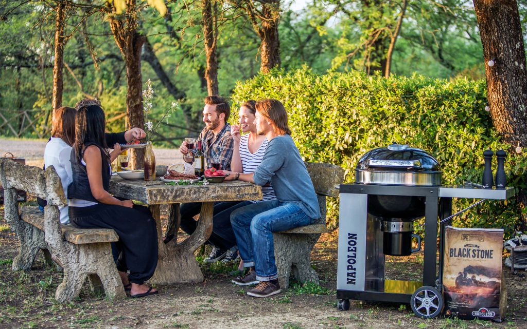 Foto van gezelschap. Gezellig met een bbq en wijn. 10 tips!