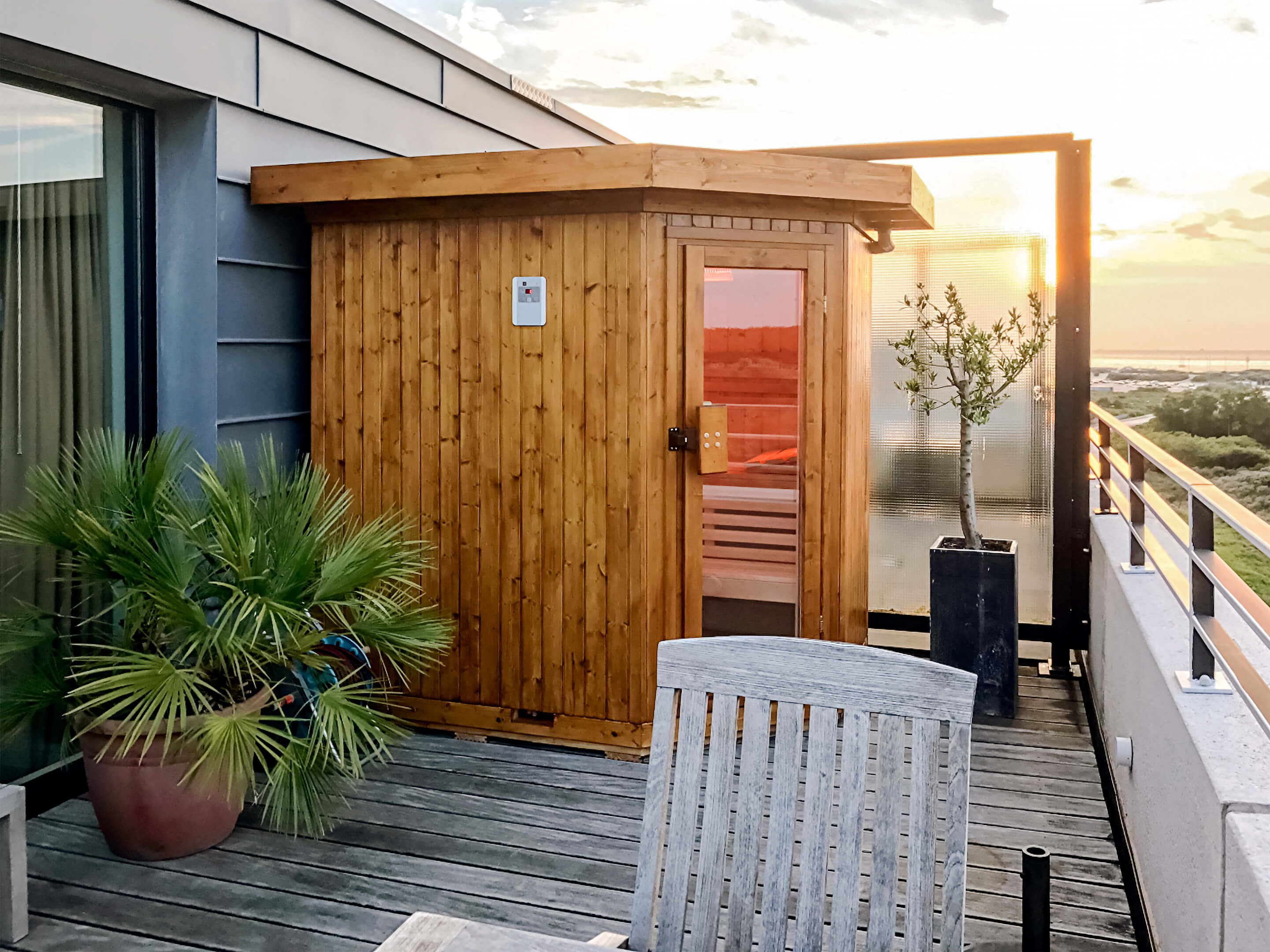 Foto van een maatwerk sauna op een balkon / terras van een appartement.