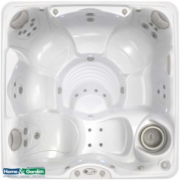 Foto van een Caldera Spa type Marino. Het bad op de foto is uitgevoerd met een kuip in de kleur arctic white. De foto is van bovenaf gemaakt.