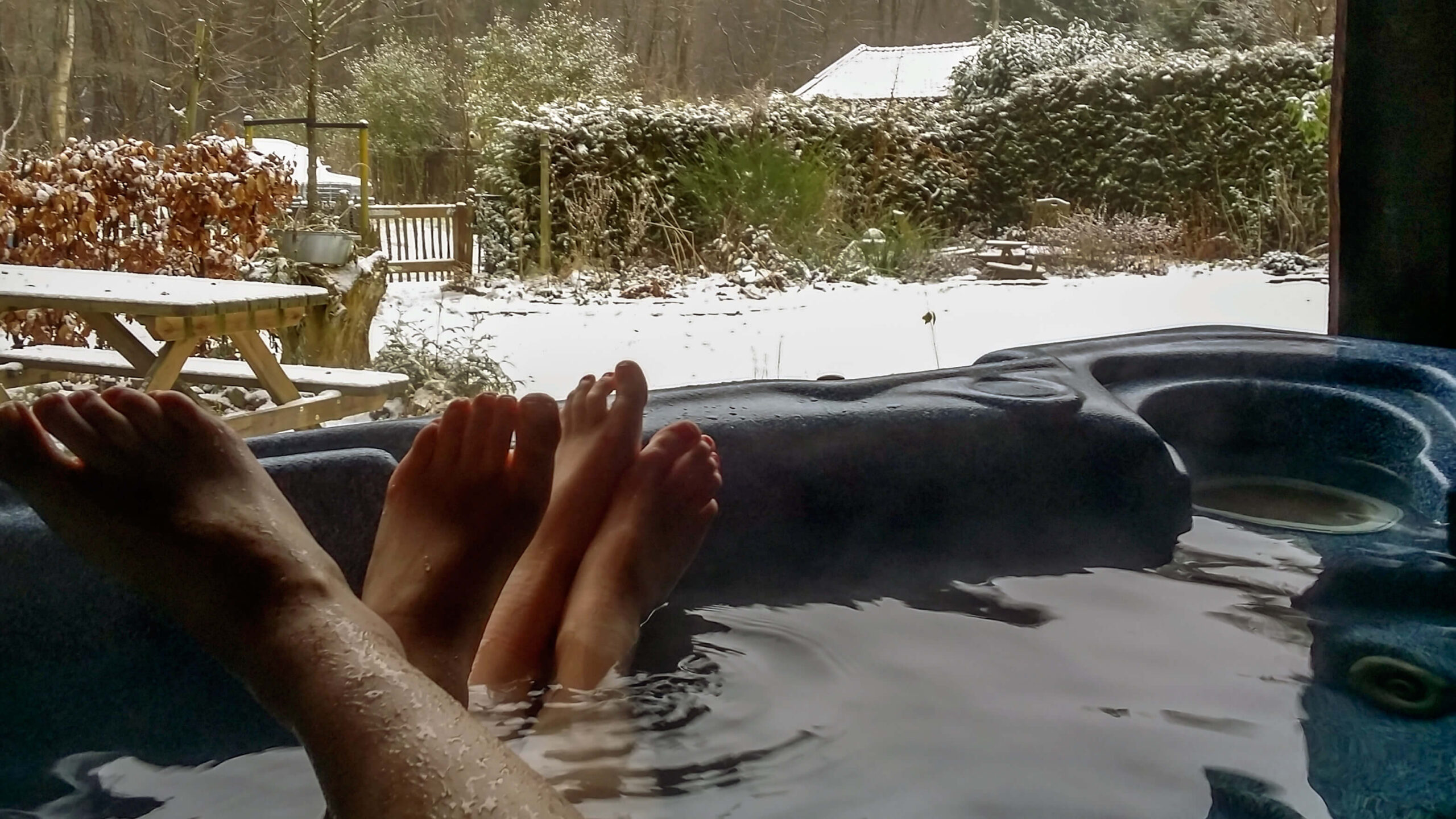 Genieten van een warm spabad in de sneeuw.