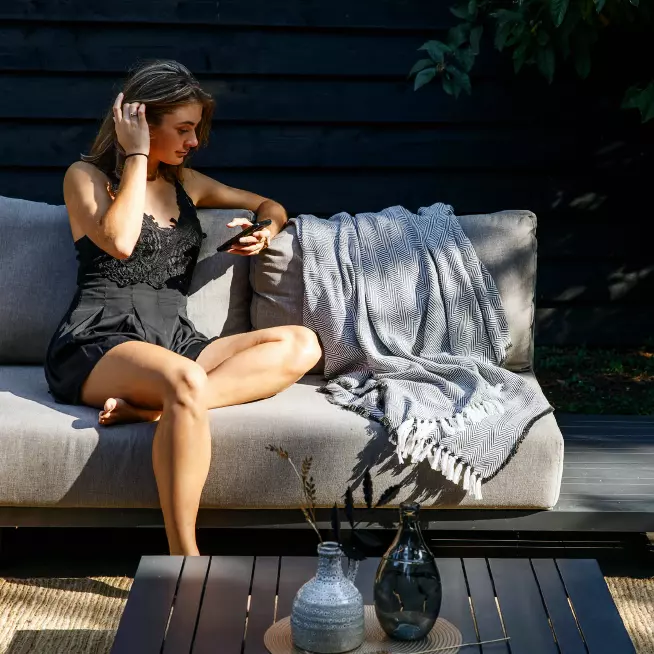 Foto van vrouw op Exotan tuinbank van Persoon tuinmeubelen.